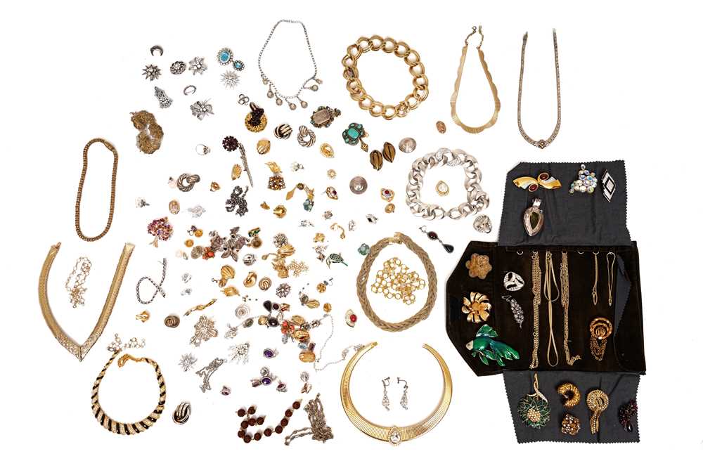 Lot 64 - A COLLECTION OF COSTUME JEWELLERY