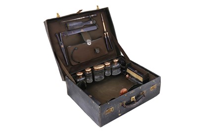 Lot 16 - A George V 9 carat gold mounted traveling vanity case, London 1914 by Drew and Sons