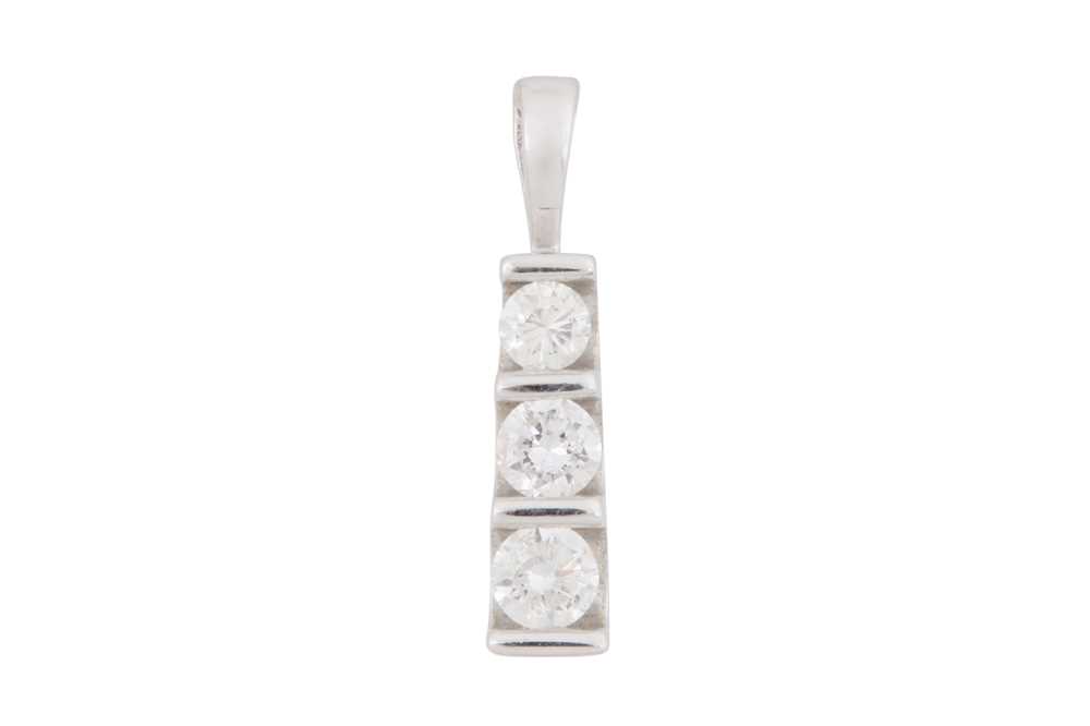 Lot 28 - A THREE-STONE DIAMOND PENDANT