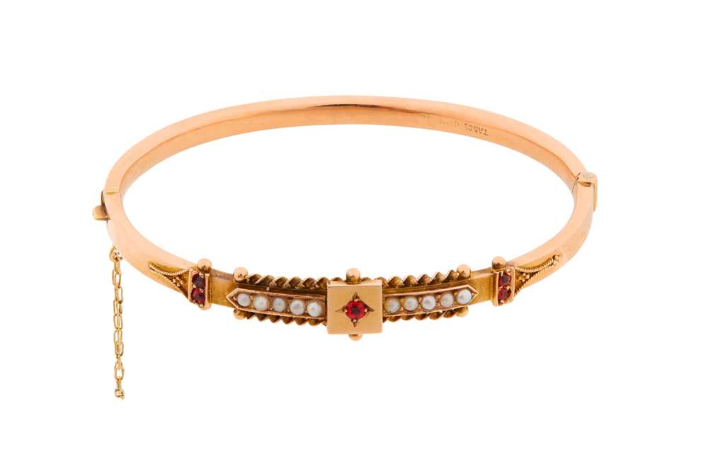 Lot 25 - A 9CT ROSE GOLD GEM-SET AND SEED PEARL BANGLE