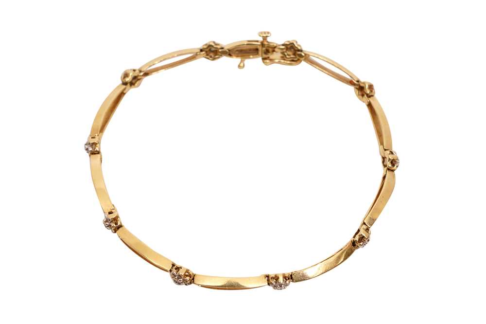 Lot 24 - A DIAMOND BRACELET