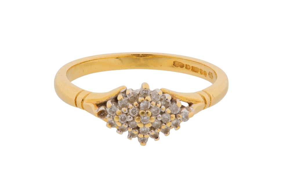 Lot 12 - AN 18CT GOLD DIAMOND CLUSTER RING, CIRCA 1997
