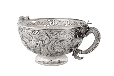 Lot 97 - An early 20th century Chinese export silver twin handled bowl, Canton circa 1910, marked Zhuo, retailed by Kwon Man Shing of Hong Kong