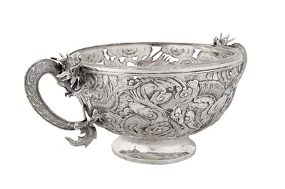 Lot 97 - An early 20th century Chinese export silver twin handled bowl, Canton circa 1910, marked Zhuo, retailed by Kwon Man Shing of Hong Kong