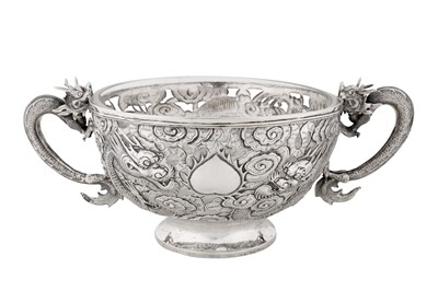 Lot 97 - An early 20th century Chinese export silver twin handled bowl, Canton circa 1910, marked Zhuo, retailed by Kwon Man Shing of Hong Kong