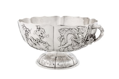 Lot 99 - An early 20th century Chinese export silver twin handled bowl, Canton or Hong Kong circa 1920, marked De Long