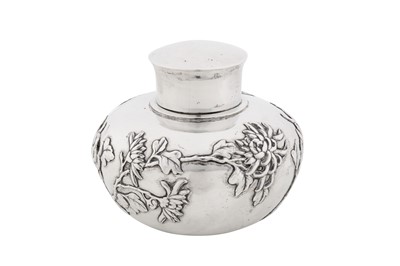 Lot 107 - An early 20th century Chinese export silver tea caddy, Canton circa 1920, marked Yi Sheng, retailed by Luen Wo