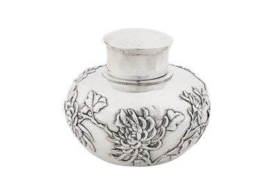 Lot 107 - An early 20th century Chinese export silver tea caddy, Canton circa 1920, marked Yi Sheng, retailed by Luen Wo