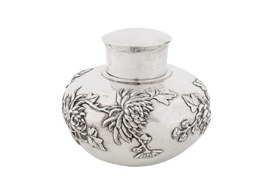 Lot 107 - An early 20th century Chinese export silver tea caddy, Canton circa 1920, marked Yi Sheng, retailed by Luen Wo