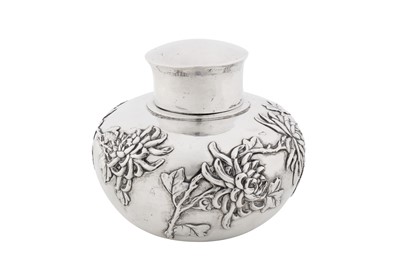 Lot 107 - An early 20th century Chinese export silver tea caddy, Canton circa 1920, marked Yi Sheng, retailed by Luen Wo