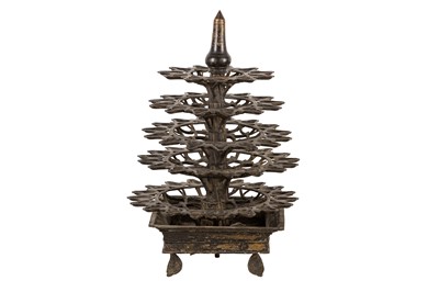 Lot 7 - A BRONZE SOUTH INDIAN TEMPLE LAMP