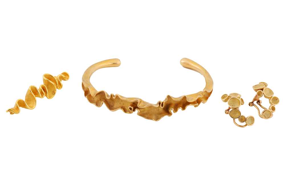 Lot 41 - A BANGLE, A BROOCH, AND A PAIR OF EARRINGS
