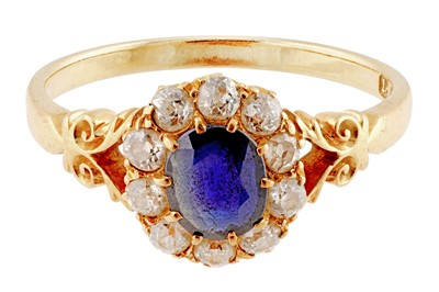 Lot 284 - A SAPPHIRE AND DIAMOND CLUSTER RING