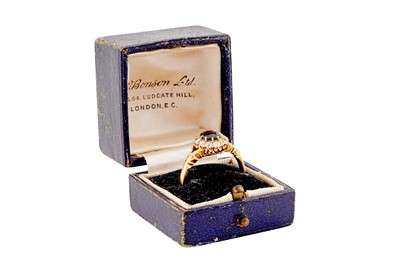Lot 284 - A SAPPHIRE AND DIAMOND CLUSTER RING