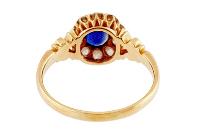 Lot 284 - A SAPPHIRE AND DIAMOND CLUSTER RING