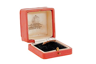 Lot 293 - A FIVE-STONE DIAMOND RING