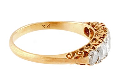Lot 293 - A FIVE-STONE DIAMOND RING