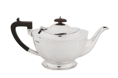 Lot 470 - A George VI sterling silver teapot, Sheffield 1938 by Robert Pringle and Sons