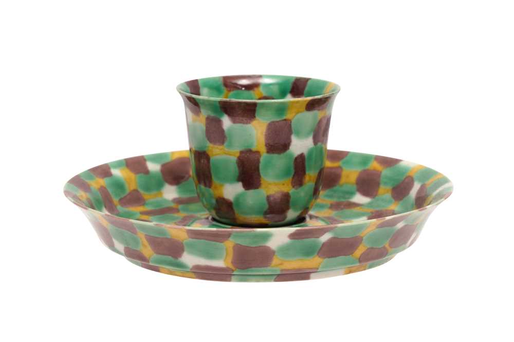 Lot 272 - A CHINESE 'EGG AND SPINACH' CUP AND SAUCER