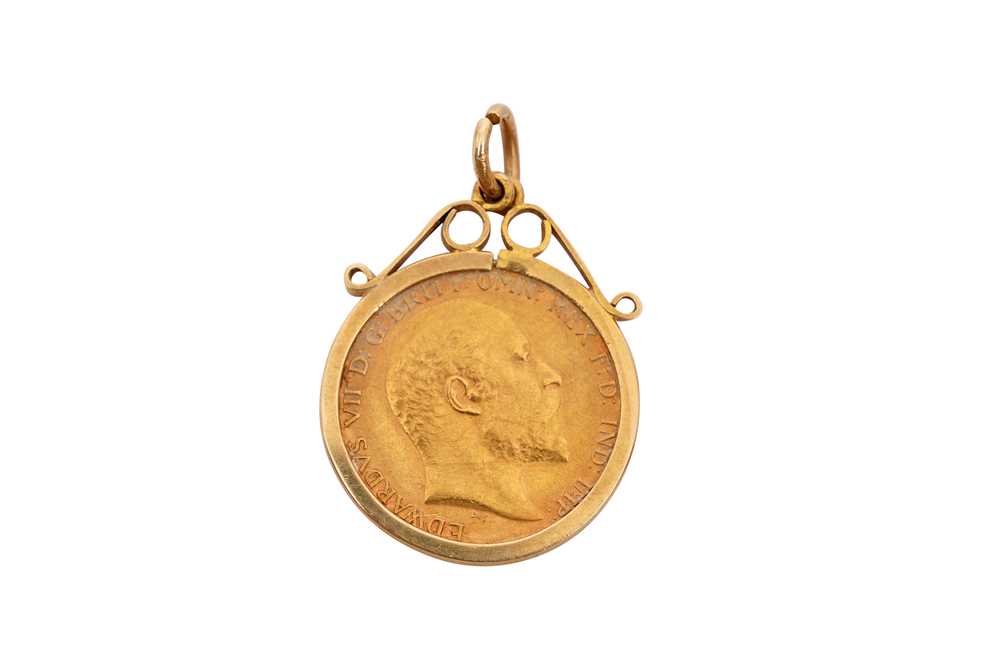Lot 68 - AN EDWARD VII HALF SOVEREIGN COIN PENDANT