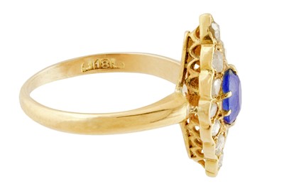 Lot 286 - A SAPPHIRE AND DIAMOND RING