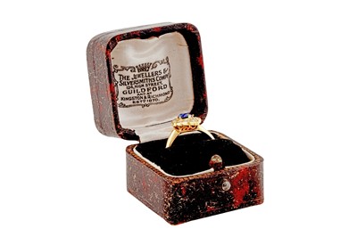 Lot 286 - A SAPPHIRE AND DIAMOND RING