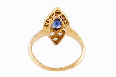 Lot 286 - A SAPPHIRE AND DIAMOND RING