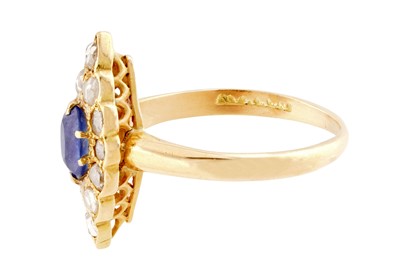 Lot 286 - A SAPPHIRE AND DIAMOND RING