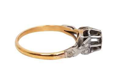 Lot 9 - A SINGLE-STONE DIAMOND RING
