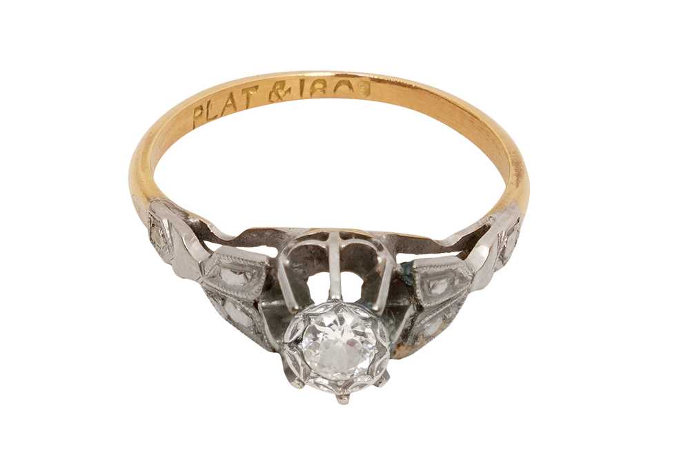 Lot 9 - A SINGLE-STONE DIAMOND RING