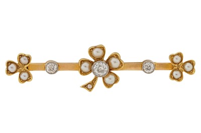 Lot 327 - A PEARL AND DIAMOND BROOCH