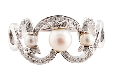 Lot 427 - A CULTURED PEARL AND DIAMOND RING