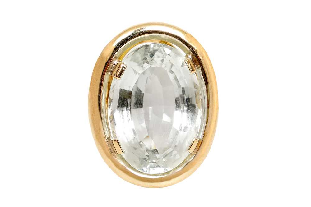 Lot 6 - AN AQUAMARINE RING
