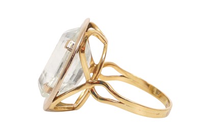 Lot 6 - AN AQUAMARINE RING