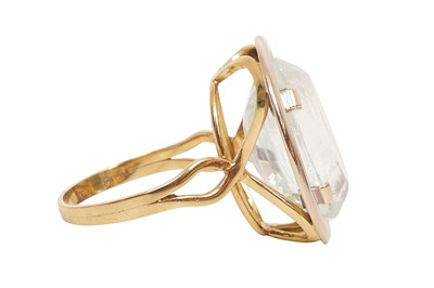 Lot 6 - AN AQUAMARINE RING