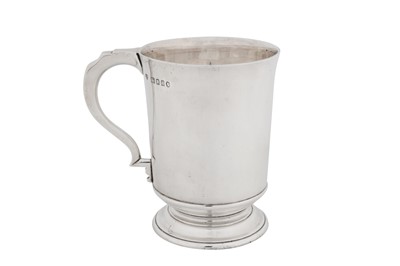 Lot 477 - A George V sterling silver pint mug, London 1935 by Goldsmiths and Silversmiths