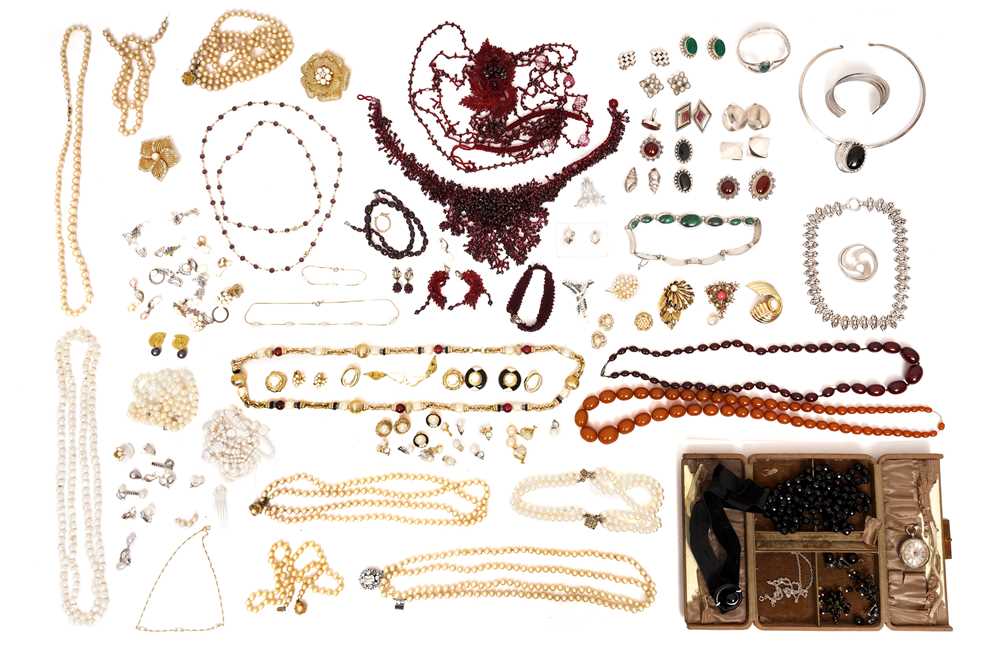 Lot 63 - A COLLECTION OF COSTUME JEWELLERY