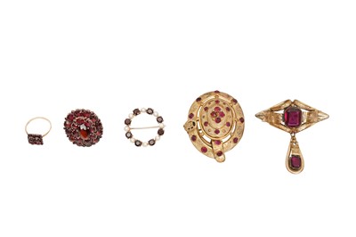 Lot 40 - TWO RINGS AND THREE BROOCHES