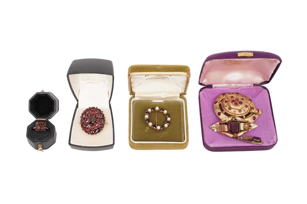 Lot 40 - TWO RINGS AND THREE BROOCHES