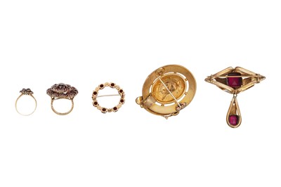 Lot 40 - TWO RINGS AND THREE BROOCHES