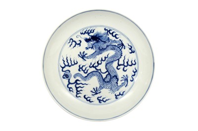 Lot 352 - A CHINESE BLUE AND WHITE 'DRAGON' DISH