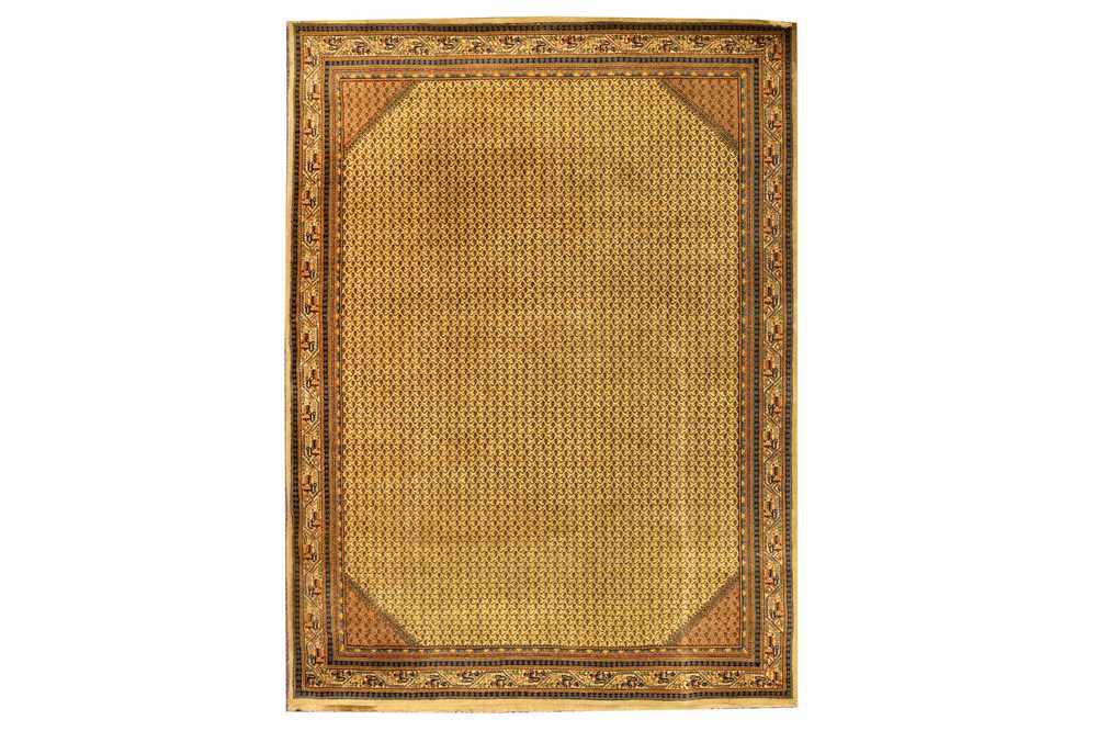 Lot 279 - A FINE SERABAND CARPET