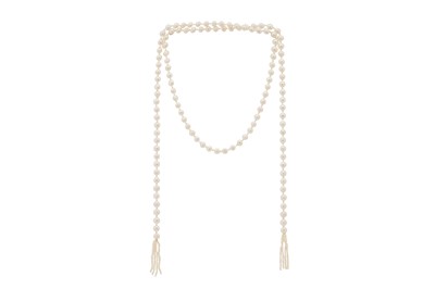 Lot 323 - A CULTURED PEARL SAUTOIR NECKLACE