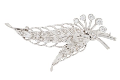 Lot 442 - A DIAMOND BROOCH