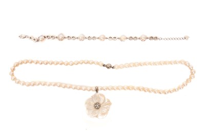 Lot 26 - PEARL NECKLACE AND BRACELET