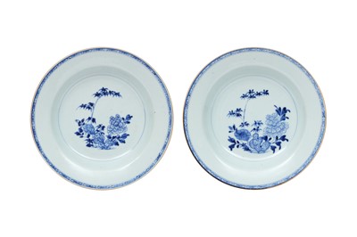 Lot 449 - A PAIR OF CHINESE EXPORT BLUE AND WHITE 'FLORAL' DISHES