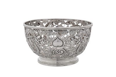 Lot 267 - A late 19th / early 20th century Chinese export silver small bowl, Canton circa 1900, marked Qiu Ji, retailed by Wang Hing