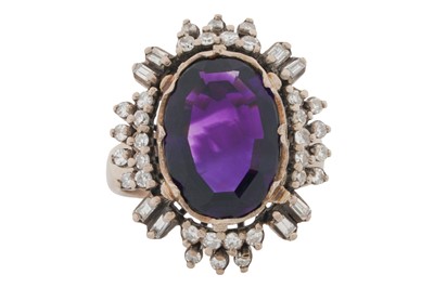 Lot 472 - AN AMETHYST AND DIAMOND CLUSTER RING