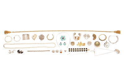 Lot 71 - A COLLECTION OF SILVER AND COSTUME JEWELLERY