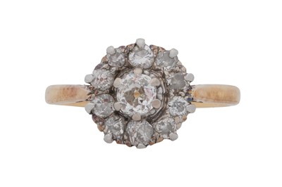 Lot 332 - A DIAMOND CLUSTER RING